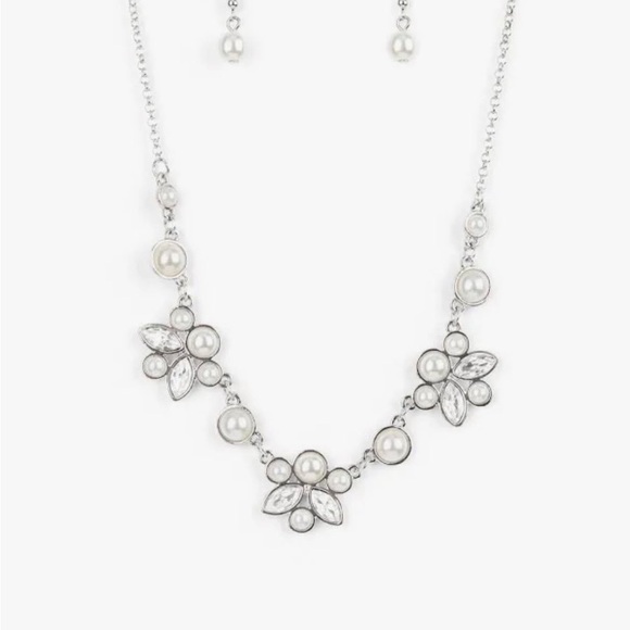 Paparazzi Silver and White Pearl Necklace - Picture 1 of 4